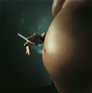 Pregant-smoking-woman